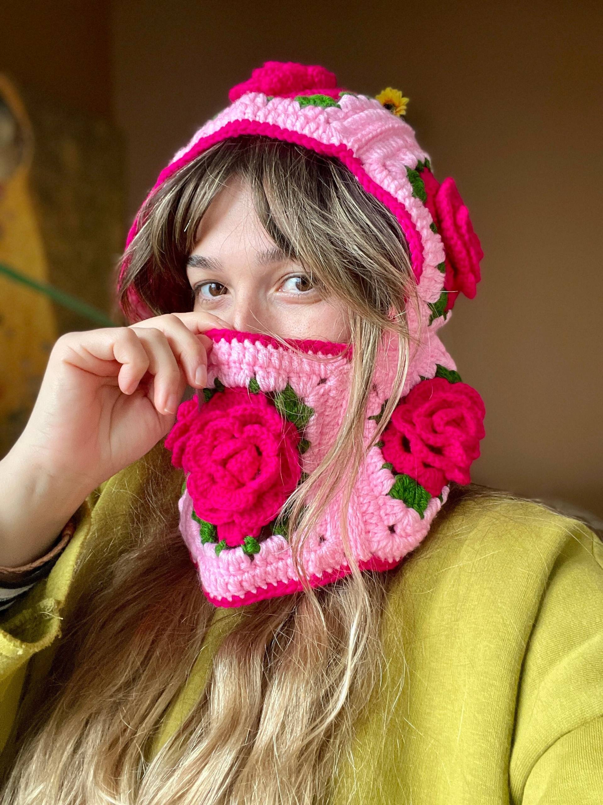Gehäkelte Rosa Rose Balaclava, Handgemachte Bhava's Style Floral Rosen Schneemaske, Warme Wintermütze von Bhavass