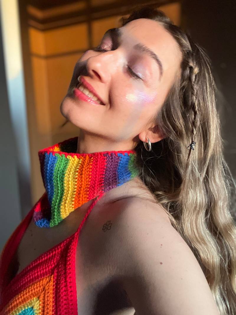 Gehäkelter Pride Schal Handgemachtes Bandana Mit Regenbogen Ausschnitt von Bhavass