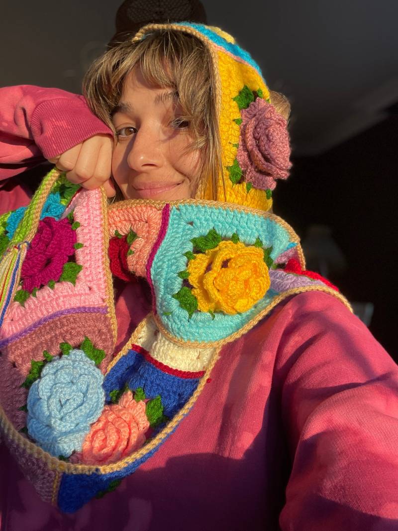 Handgemachter Rosen-Häkelschal Bunter Boho Halswärmer von Bhavass