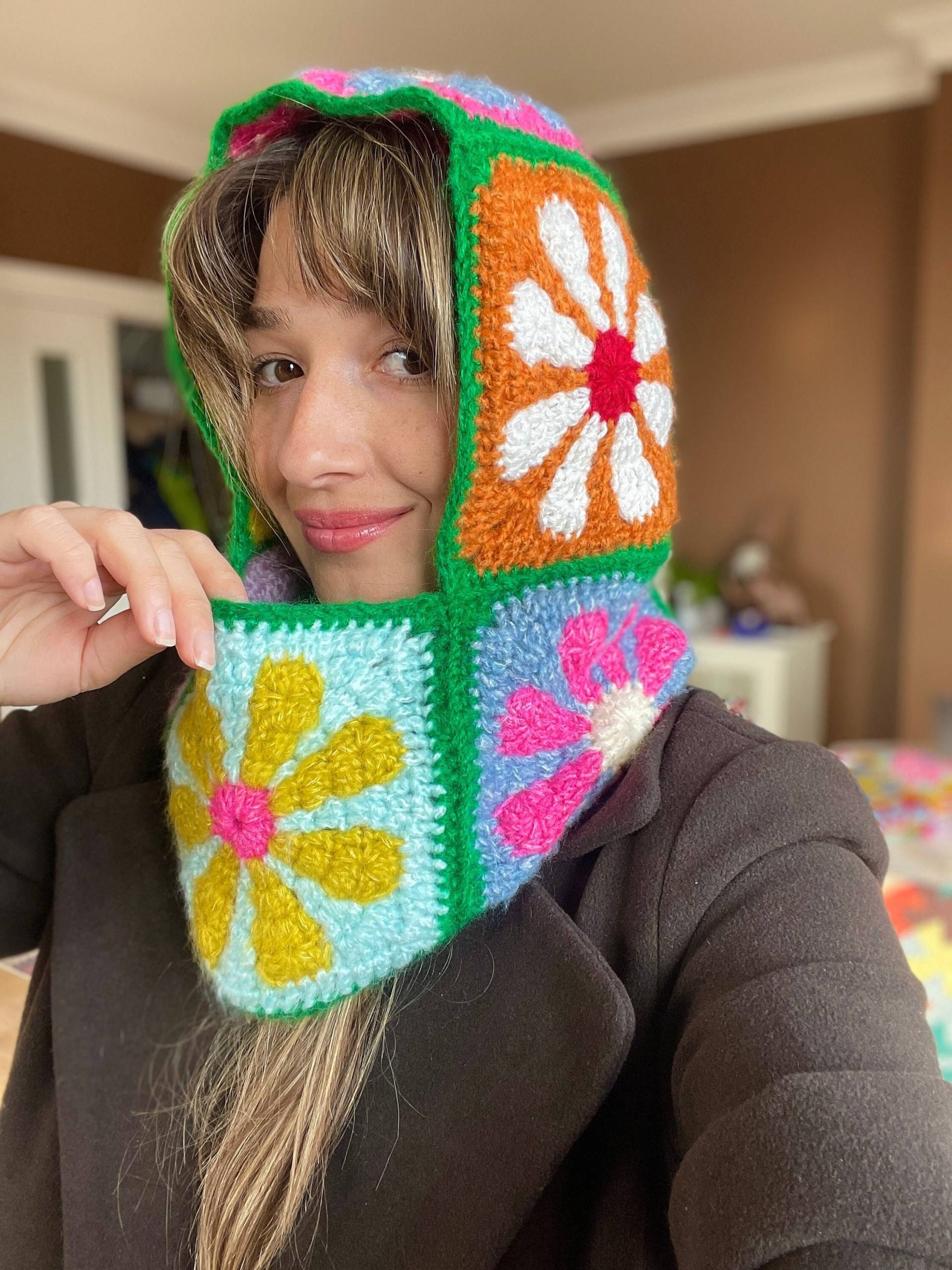 Handgestrickte Gehäkelte Balaclava Bunte Gänseblümchen Blumen Wintermütze von Bhavass