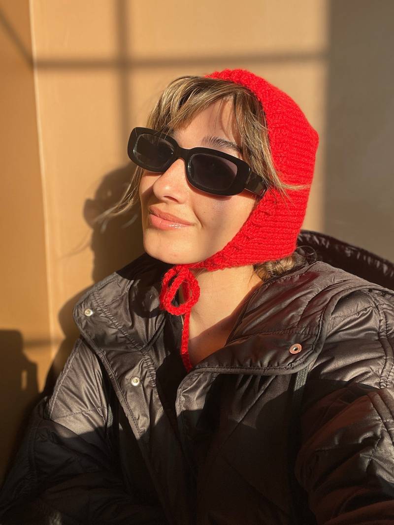 Handgestrickte Rote Mütze, Warme Winter Balaclava Hut Mit Krawatten, Bereit Zur Schiff Weihnachten Handgemachtes Geschenk Für Sie, Vintage Mütze von Bhavass