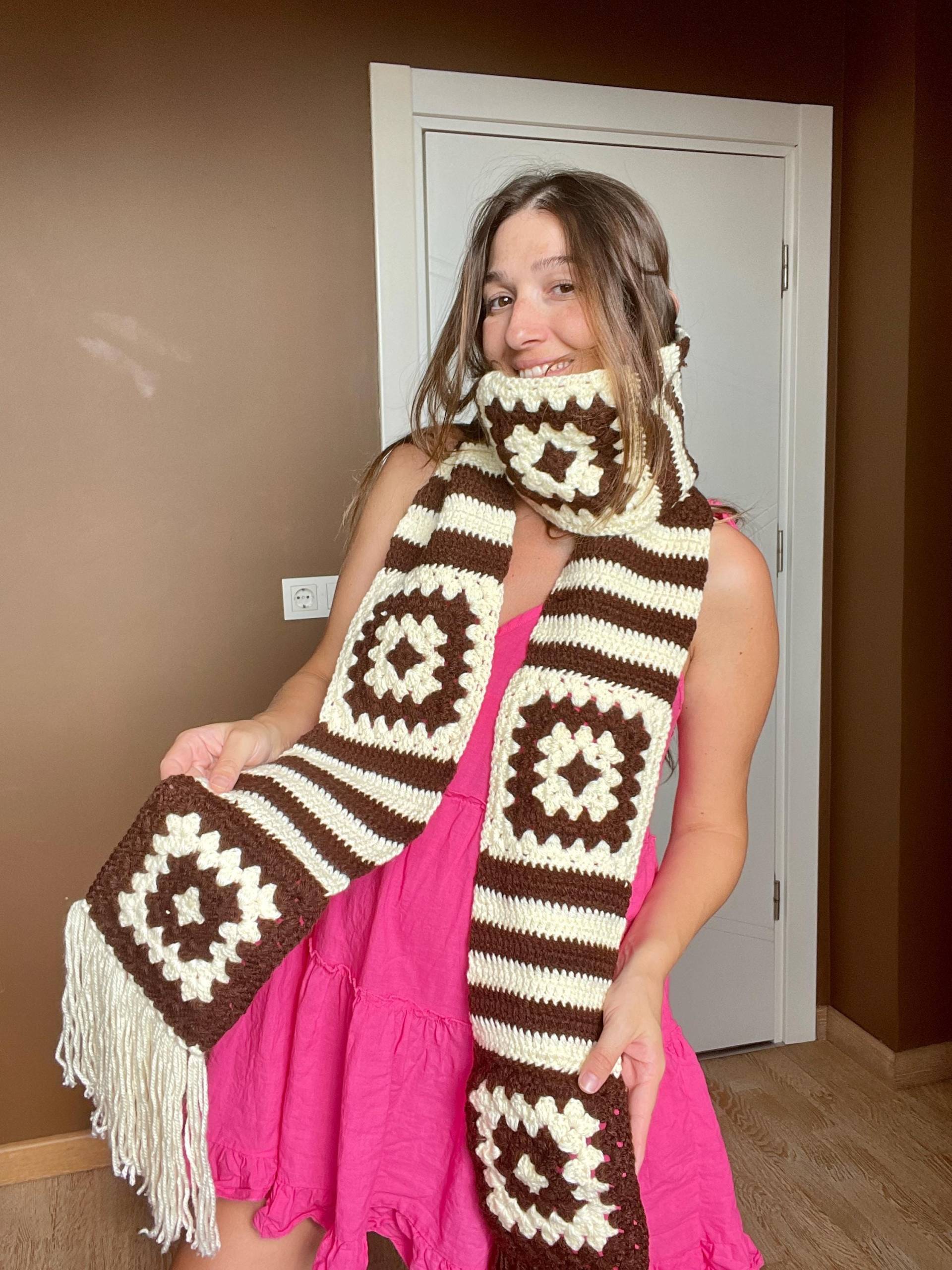 Handgestrickter Häkelschal Oma Quadrat - Unisex Balaclava von Bhavass