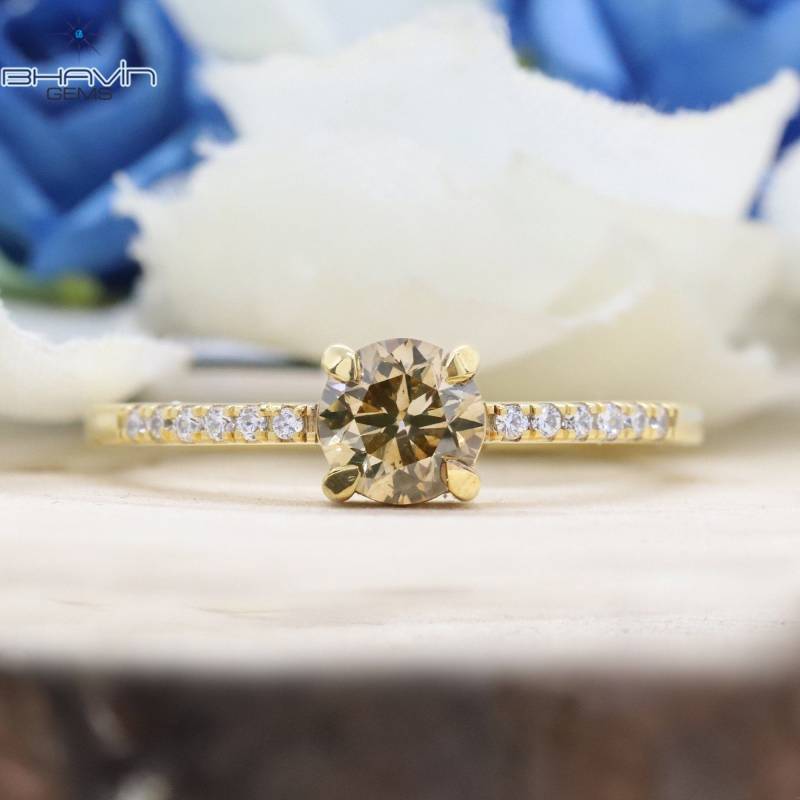 18K Gelbgold 0.60Ct Runder Brauner Diamant Verlobungs - Und Ehering-Set Mit Funkelnden Seitensteinen von BhavinGems
