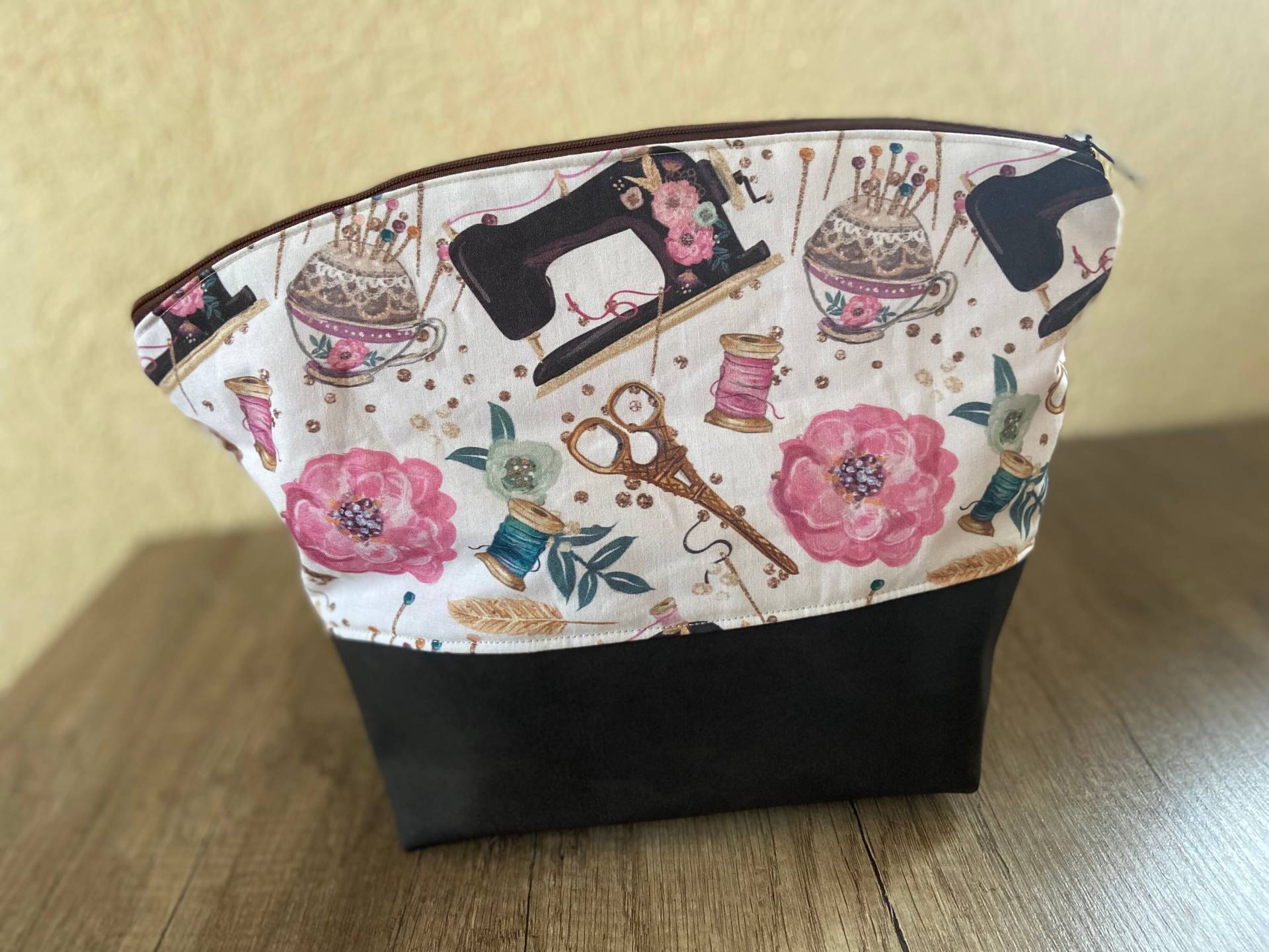 Kosmetiktasche, Kulturtasche Groß in Verschiedenen Variationen Kosmetiktasche, Kulturtasche Groß in Verschiedenen Variationen von BiSchmisNaehChaos