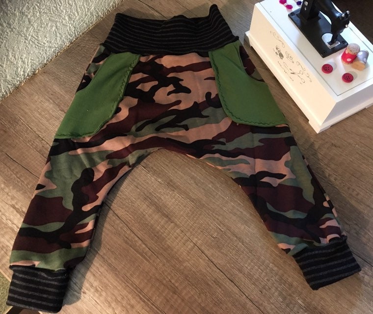 Pumphose in Camouflage, Armylook Mit Aufgesetzten Taschen, Größe 80 von BiSchmisNaehChaos