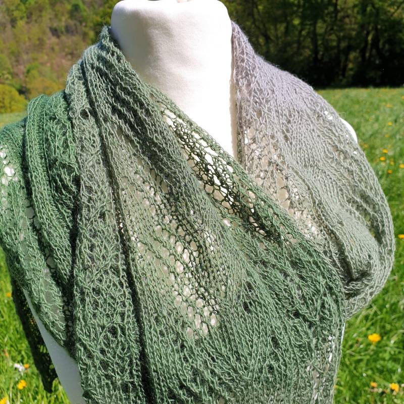 Laceschal, Lacetuch, Strickschal, Elegant Und Federleicht, 100% Handgestrickt/Handmade, Grün Grau Im Farbverlauf Laceschal, Lacetuch, Strickschal, Elegant Und Federleicht, 100% Handgestrickt/Handmade, Grün Grau Im Farbverlauf von BiSiNeedle