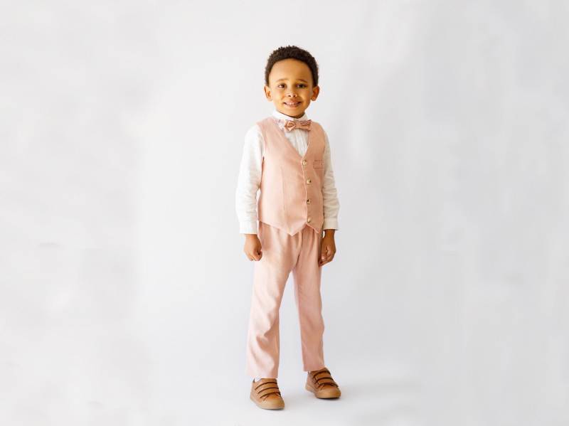 Blush Rosa Jungen Leinenanzug - Die Perfekte Sommer-Kombination Für Ihren Kleinen Gentleman von BiaggiBoutique