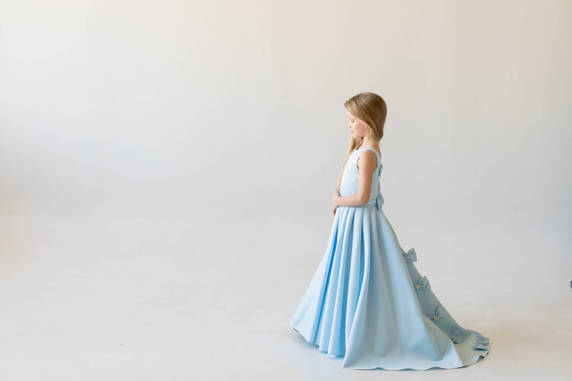 Sky Blue Girls Dress Jr Bridesmaid Flower Girl Kleider Toddler Flowergirl High-Low Mit Zug Wedding von BiaggiBoutique