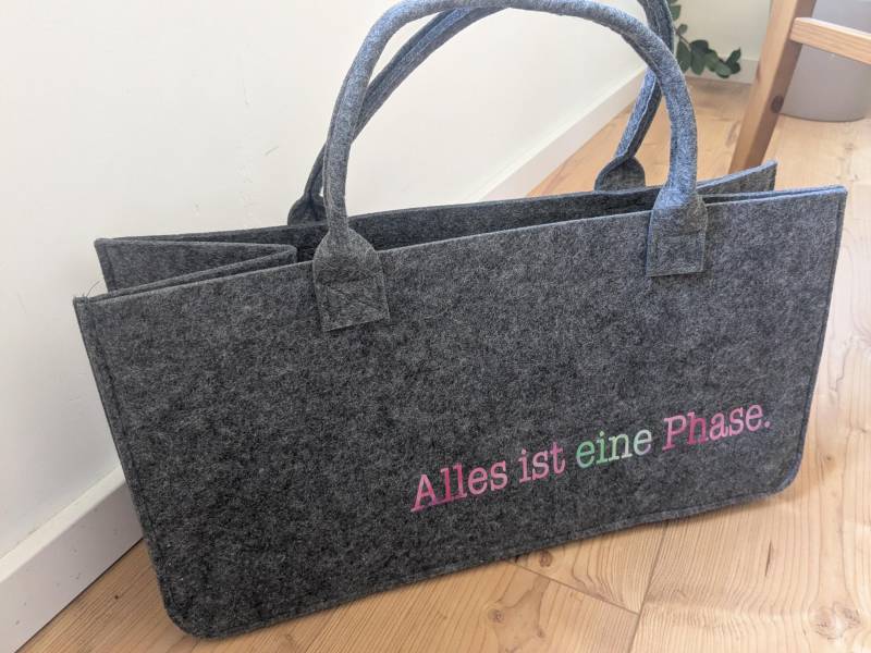 Filztasche "Alles Ist Eine Phase" Filztasche "Alles Ist Eine Phase" von BibbelsAtelier
