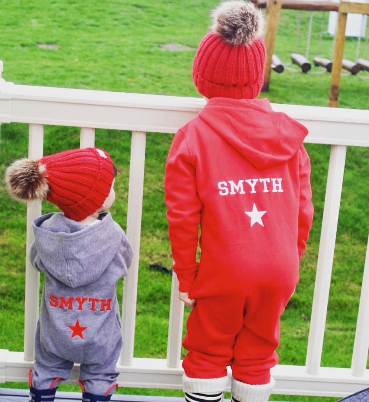 Personalisierter Fleece Gefütterter Bestickter Strampelanzug Personalisierter Fleece Gefütterter Bestickter Strampelanzug von BibblezBibs
