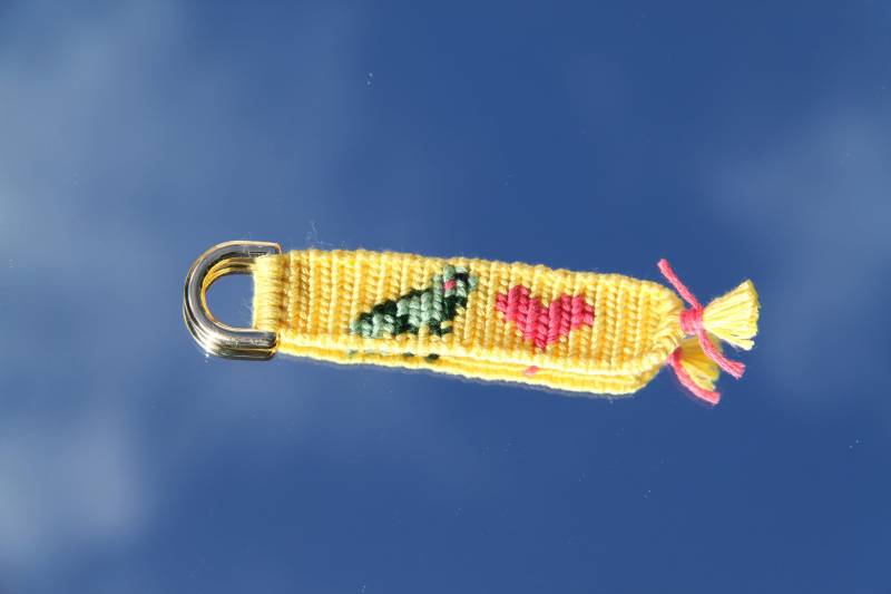 Freundschaftsarmband Schlüsselanhänger Alpha Bracelet Keyring Braceletbook Pattern Dinosaurier Dino Gelb Pink Geknüpft Herz Kunst Wandbehang von Biberfluff