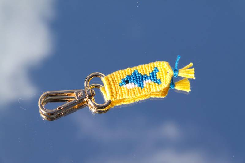 Freundschaftsarmband Schlüsselanhänger Alpha Bracelet Keyring Braceletbook Pattern Haifisch Gelb Blau Geknüpft Kunst Wandbehang von Biberfluff