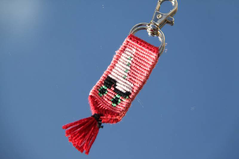 Freundschaftsarmband Schlüsselanhänger Alpha Bracelet Keyring Braceletbook Pattern Rollerskate Rollschuh Pink Geknüpfte Kunst Wandbehang von Biberfluff