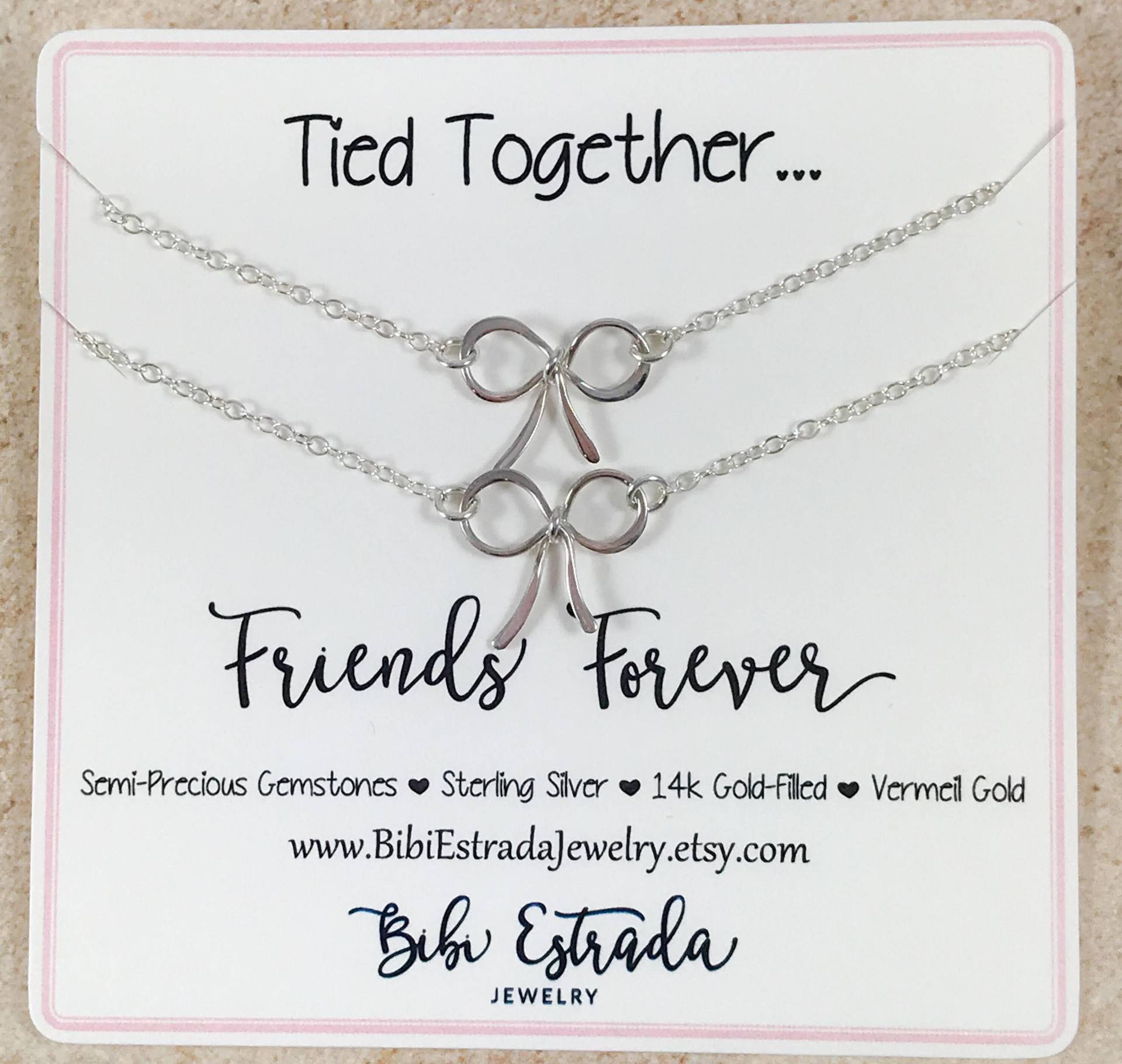 Friends Forever Halskette Bow Best Tie Gebunden 14K Gold-Filled Und Sterling Silber Friends Forever Halskette Bow Best Tie Gebunden 14K Gold-Filled Und Sterling Silber von BibiEstradaJewelry