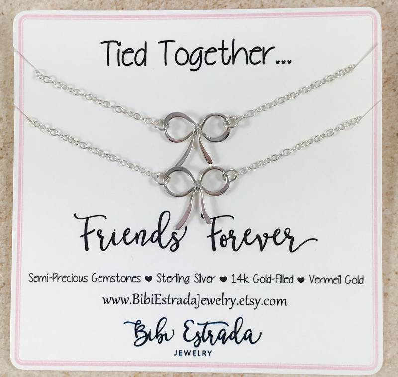 Friends Forever Halskette Bow Best Tie Gebunden 14K Gold-Filled Und Sterling Silber Friends Forever Halskette Bow Best Tie Gebunden 14K Gold-Filled Und Sterling Silber von BibiEstradaJewelry