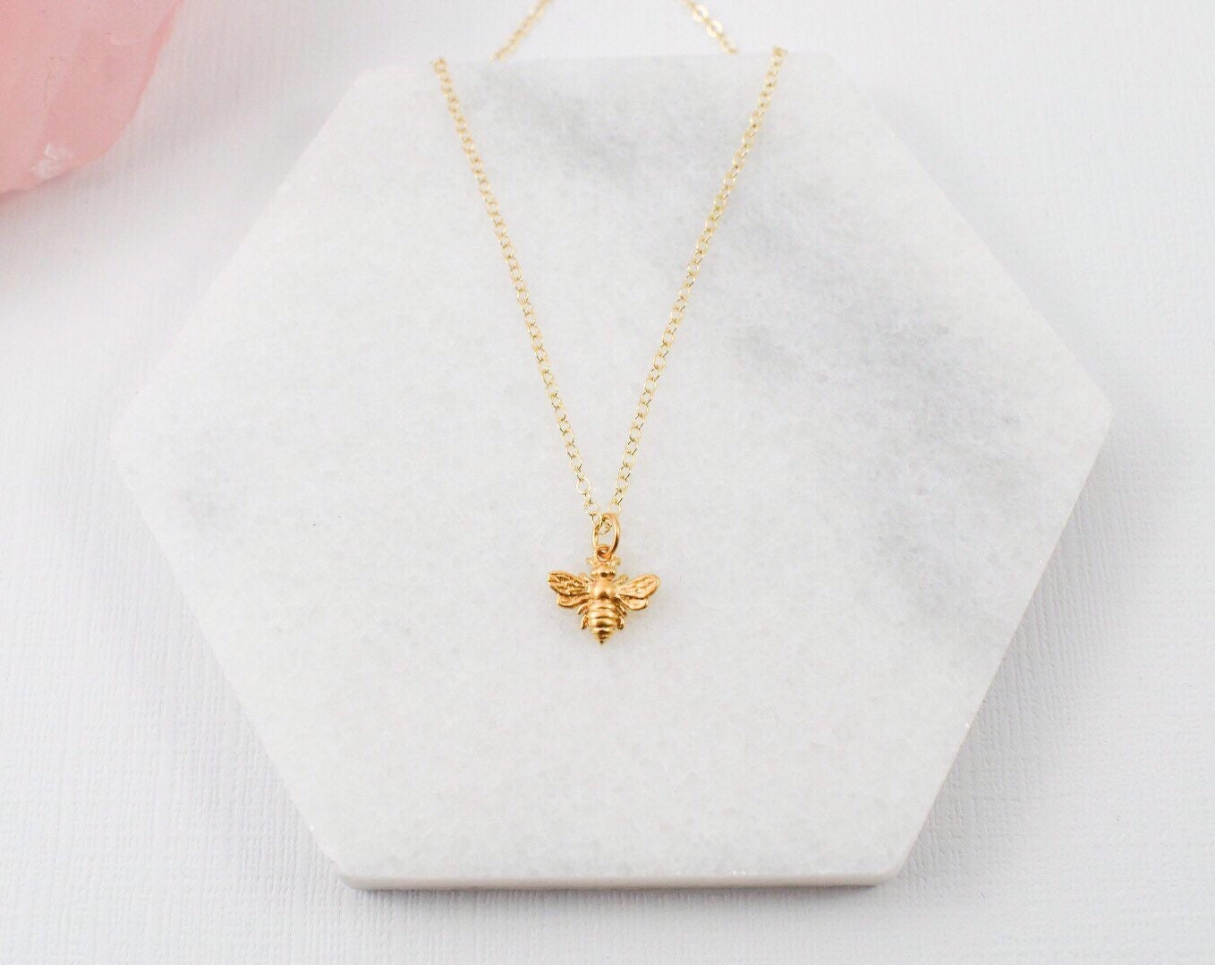 Gold Filled Honey Bee Halskette Vermeil Charm, Glücksbringer Liebesanhänger Gold Filled Honey Bee Halskette Vermeil Charm, Glücksbringer Liebesanhänger von BibiEstradaJewelry