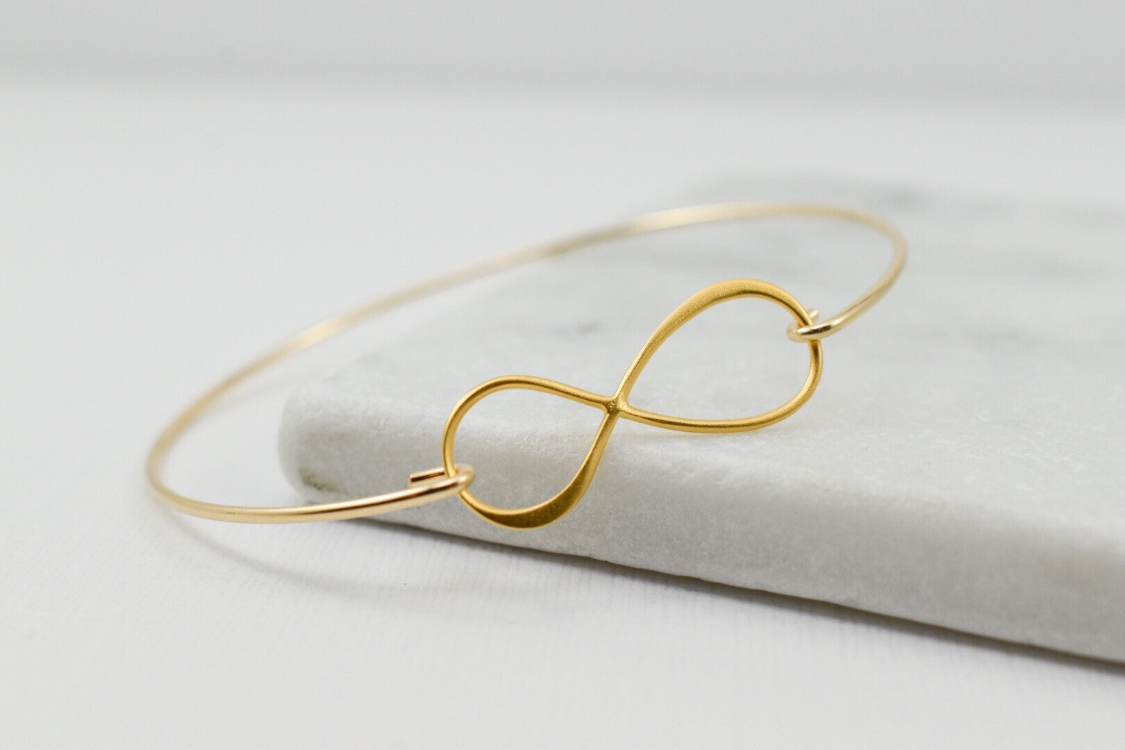 Gold Infinity Armreif Armband 14K Filled Goldarmband Gold Infinity Armreif Armband 14K Filled Goldarmband von BibiEstradaJewelry