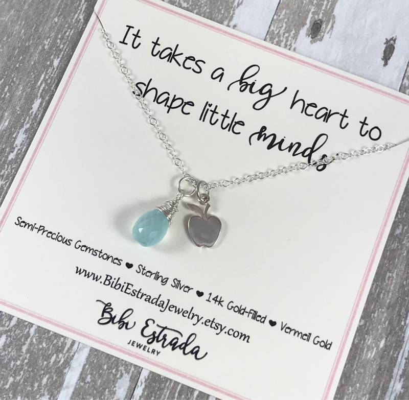 Lehrer Geschenk Halskette Es Braucht Ein Großes Herz, Um Kleine Köpfe Sterling Silber Apple Für Spezielle Zu Formen Lehrer Geschenk Halskette Es Braucht Ein Großes Herz, Um Kleine Köpfe Sterling Silber Apple Für Spezielle Zu Formen von BibiEstradaJewelry