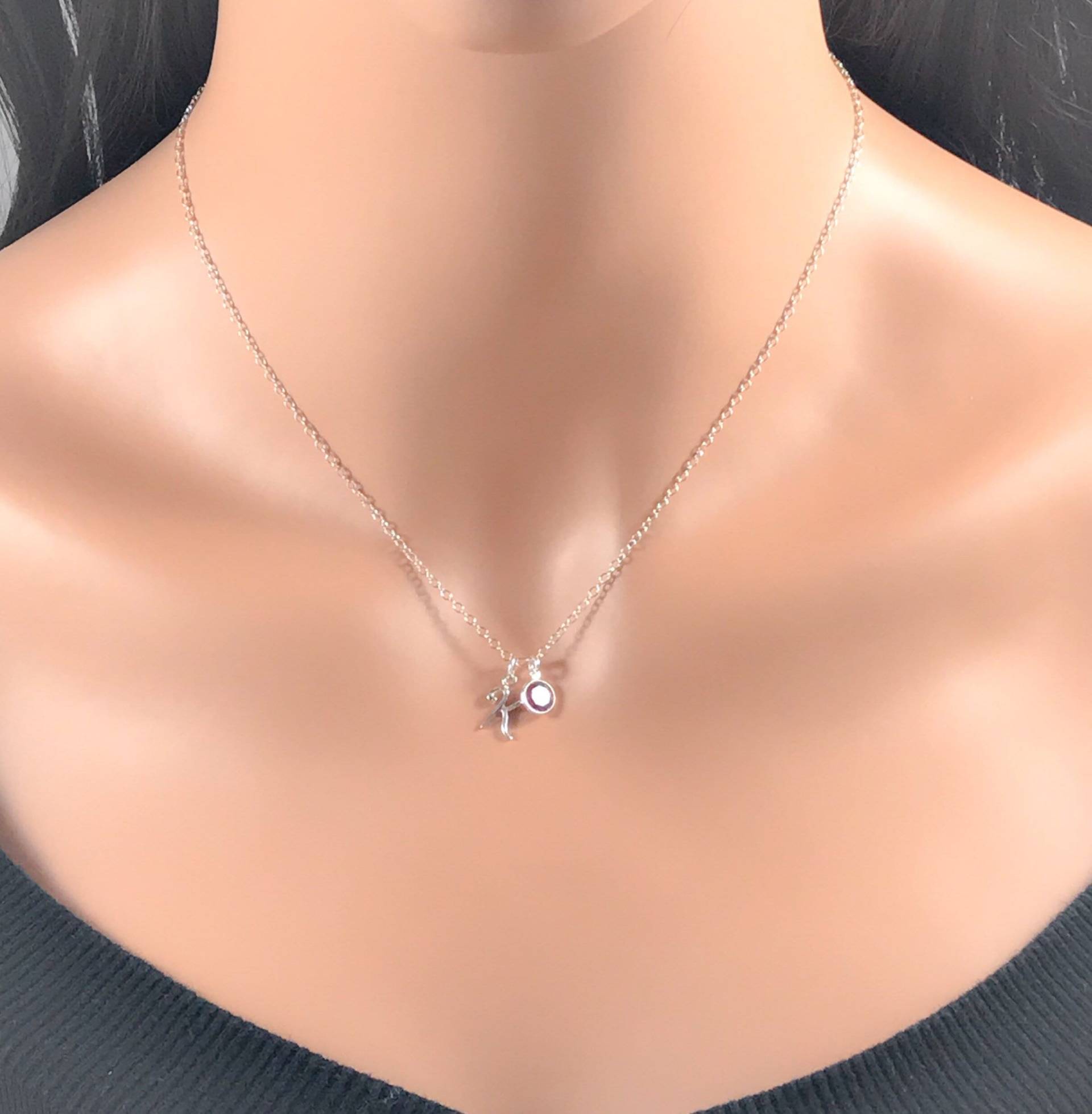 Personalisierter Geburtsstein Anfangs-Halskette Cz Anhänger Personalisierter Geburtsstein Anfangs-Halskette Cz Anhänger von BibiEstradaJewelry