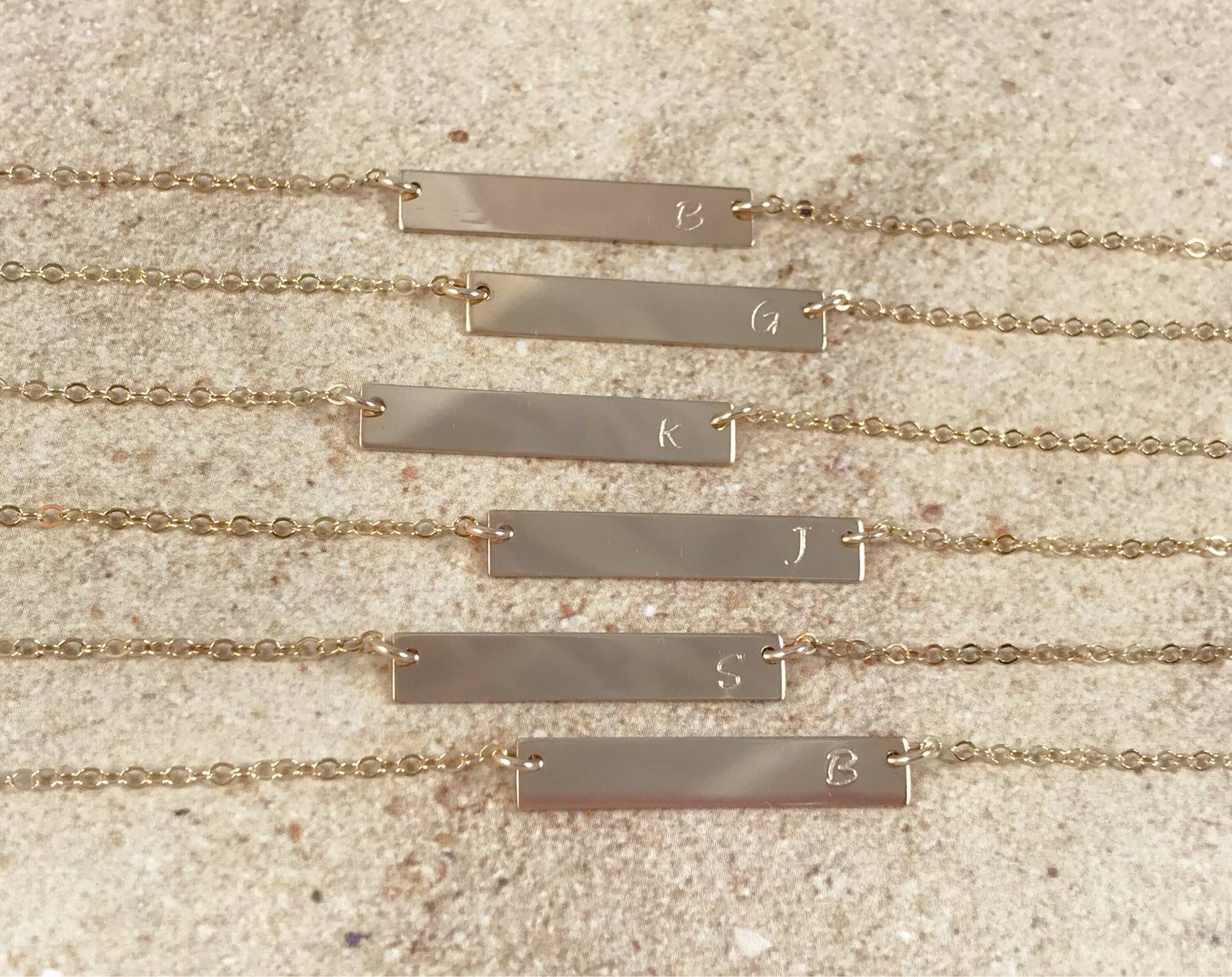 Personalisierte Initial Bar Halskette Handgestempelt 14K Gold Filled Oder Sterling Silber Personalisierte Initial Bar Halskette Handgestempelt 14K Gold Filled Oder Sterling Silber von BibiEstradaJewelry