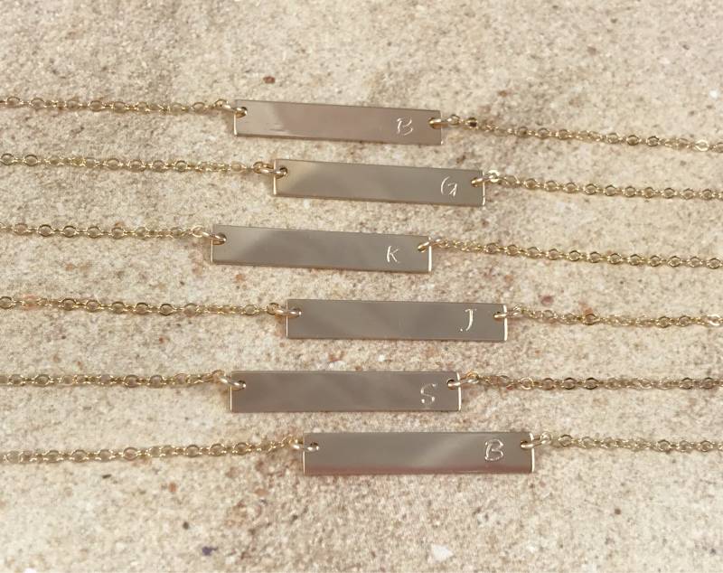 Personalisierte Initial Bar Halskette Handgestempelt 14K Gold Filled Oder Sterling Silber Personalisierte Initial Bar Halskette Handgestempelt 14K Gold Filled Oder Sterling Silber von BibiEstradaJewelry