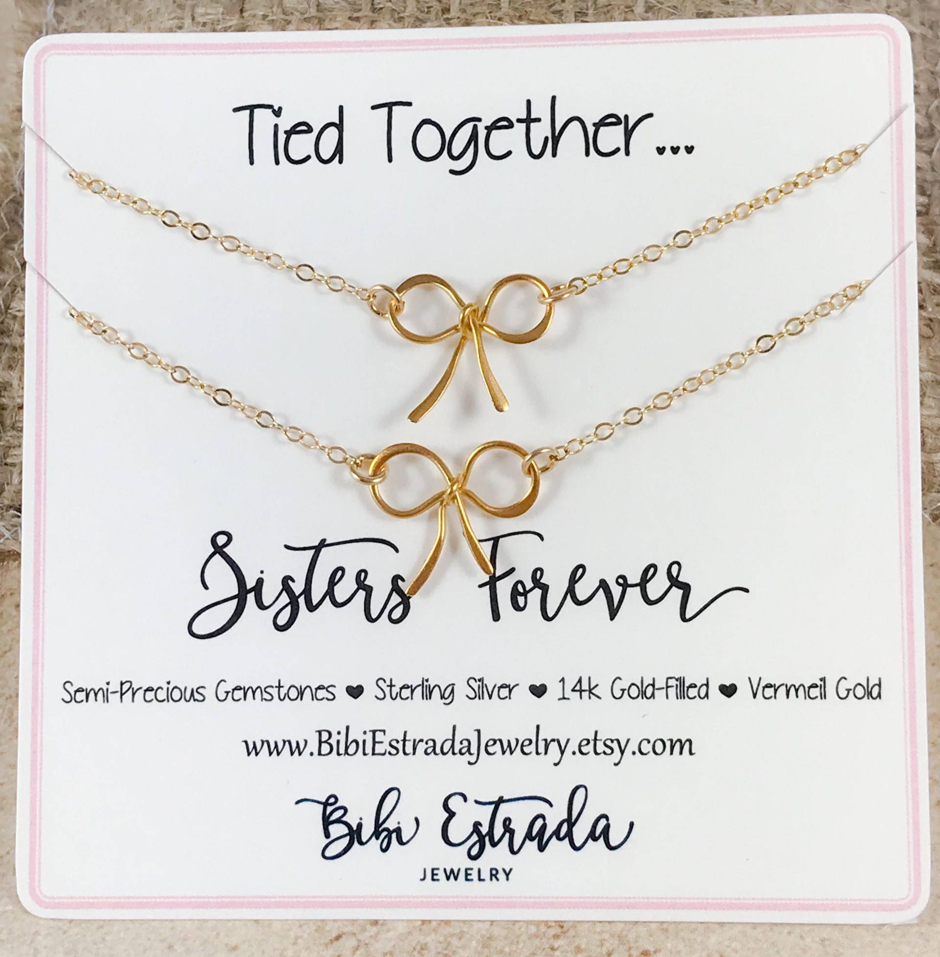 Vergoldete Schleifen-Halskette Sisters Forever Vermeil Gold Anhänger Vergoldete Schleifen-Halskette Sisters Forever Vermeil Gold Anhänger von BibiEstradaJewelry
