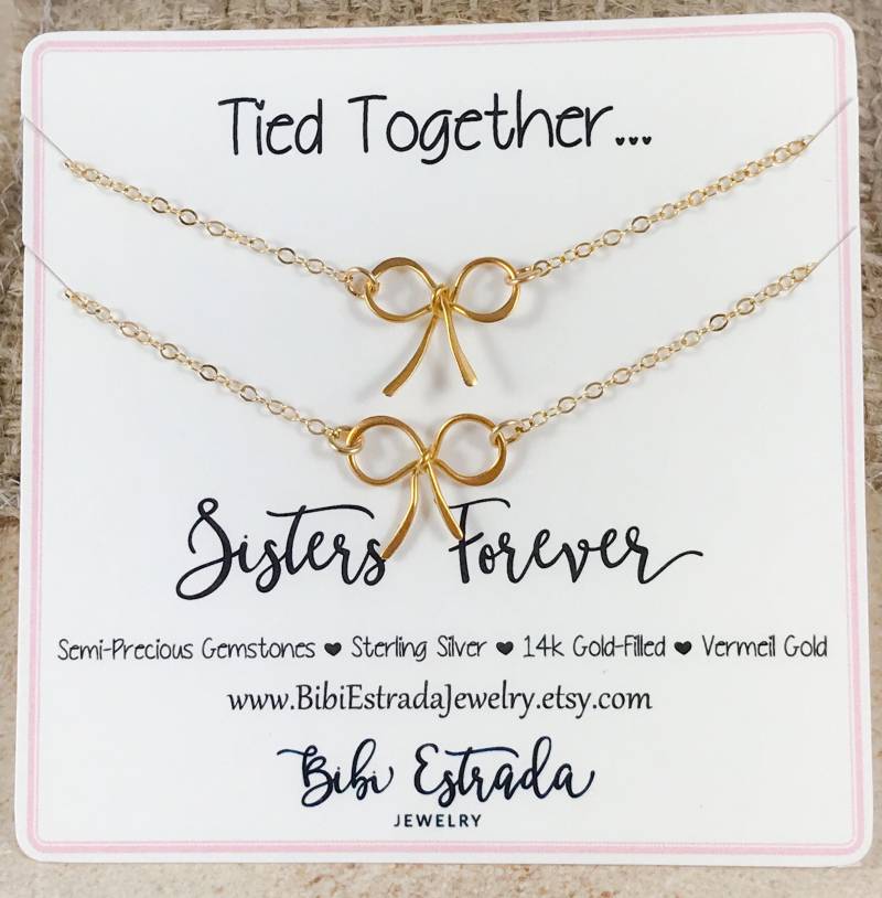 Vergoldete Schleifen-Halskette Sisters Forever Vermeil Gold Anhänger Vergoldete Schleifen-Halskette Sisters Forever Vermeil Gold Anhänger von BibiEstradaJewelry