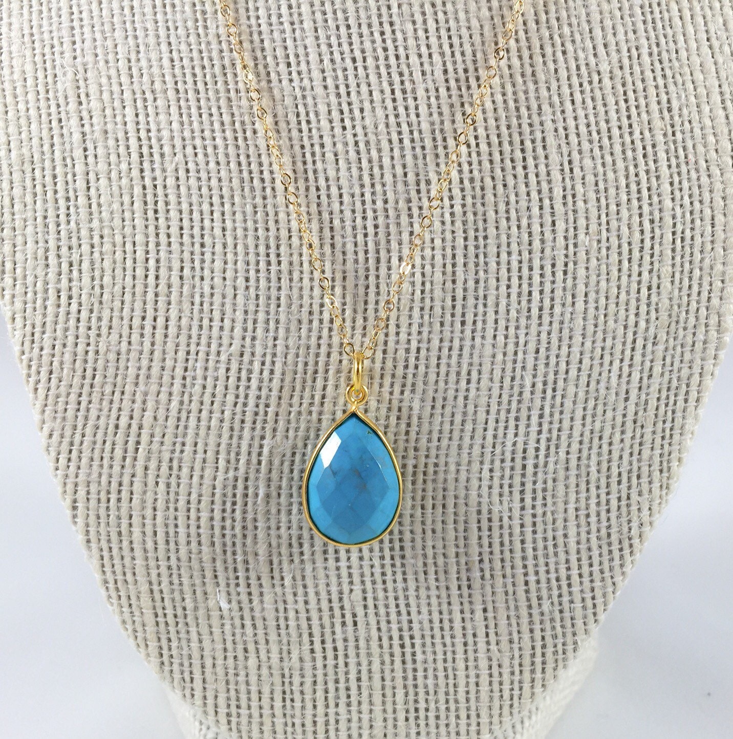 Türkis Tropfen Halskette 14K Gold Filled Lünette, Personalisierte Initiale Türkis Tropfen Halskette 14K Gold Filled Lünette, Personalisierte Initiale von BibiEstradaJewelry