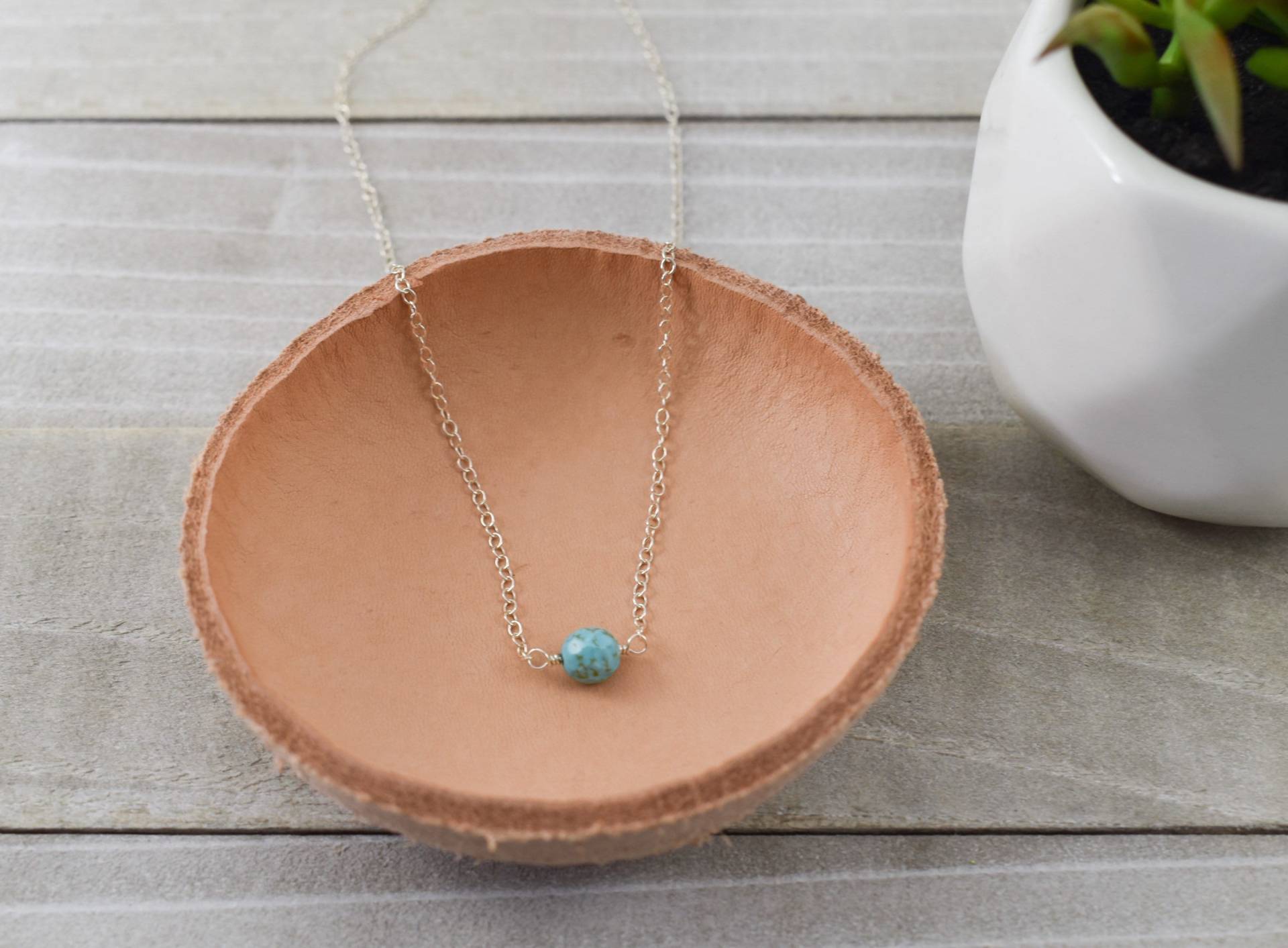 Zierliche Edelstein Halskette Sterling Silber Oder Gold Filled, Minimalist Style Zierliche Edelstein Halskette Sterling Silber Oder Gold Filled, Minimalist Style von BibiEstradaJewelry