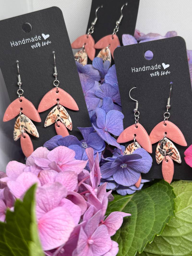 Handgemachte Rosa 3Er-Hängeohrringe Mit Weißen Blumen - Polymer Clay Statement Ohrringe Verspielter Boho Schmuck Geschenk Für Sie von BibiKreativwerkstatt