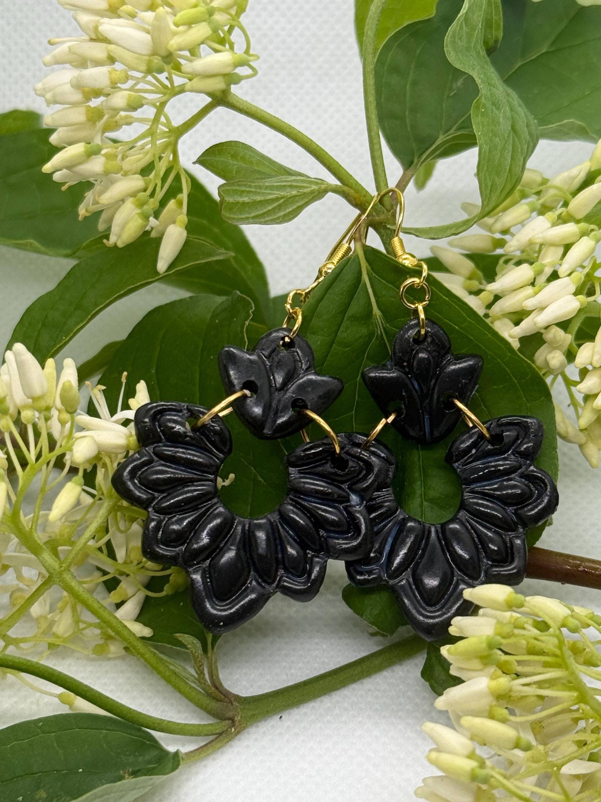 Handgemachte Schwarze Statement-Ohrringe Aus Polymer Clay - Florales Design, Leicht & Elegant, Für Jeden Anlass Handgemachte Schwarze Statement-Ohrringe Aus Polymer Clay - Florales Design, Leicht & Elegant, Für Jeden Anlass von BibiKreativwerkstatt