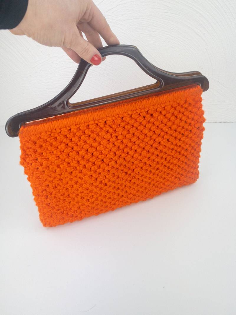 Vintage Makramee Handtasche in Orange, Gestrickte Tasche Mit Braunem Bakelit Henkel Aus Den 70Er Jahren Vintage Makramee Handtasche in Orange, Gestrickte Tasche Mit Braunem Bakelit Henkel Aus Den 70Er Jahren von Bibivin