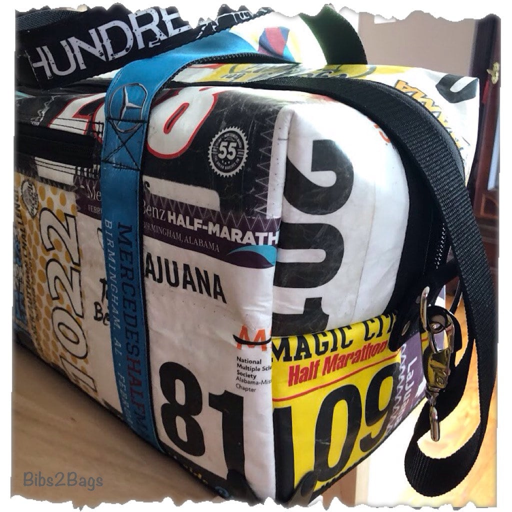 Die Ultra - Duffel Tasche Aus Deinen Lauf-, Renn- Oder Wettkampfbibs Gefertigt Die Ultra - Duffel Tasche Aus Deinen Lauf-, Renn- Oder Wettkampfbibs Gefertigt von Bibs2Bags