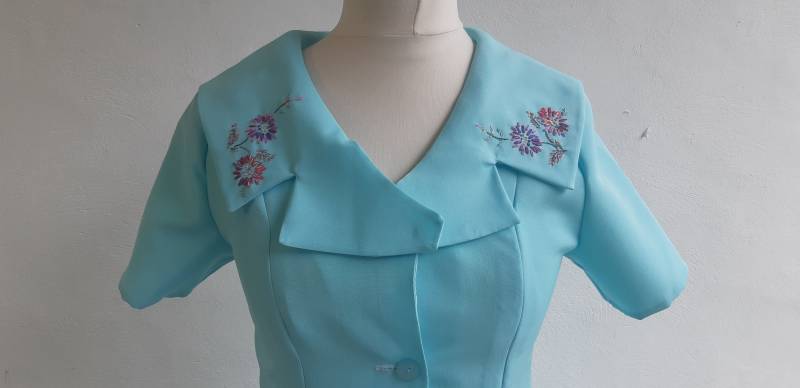 Vintage 50Er Jahre Kleid Himmelblau Floral Bestickt Fit Und Flare Stil Größe Klein Bis Mittel von BidandBertVintage