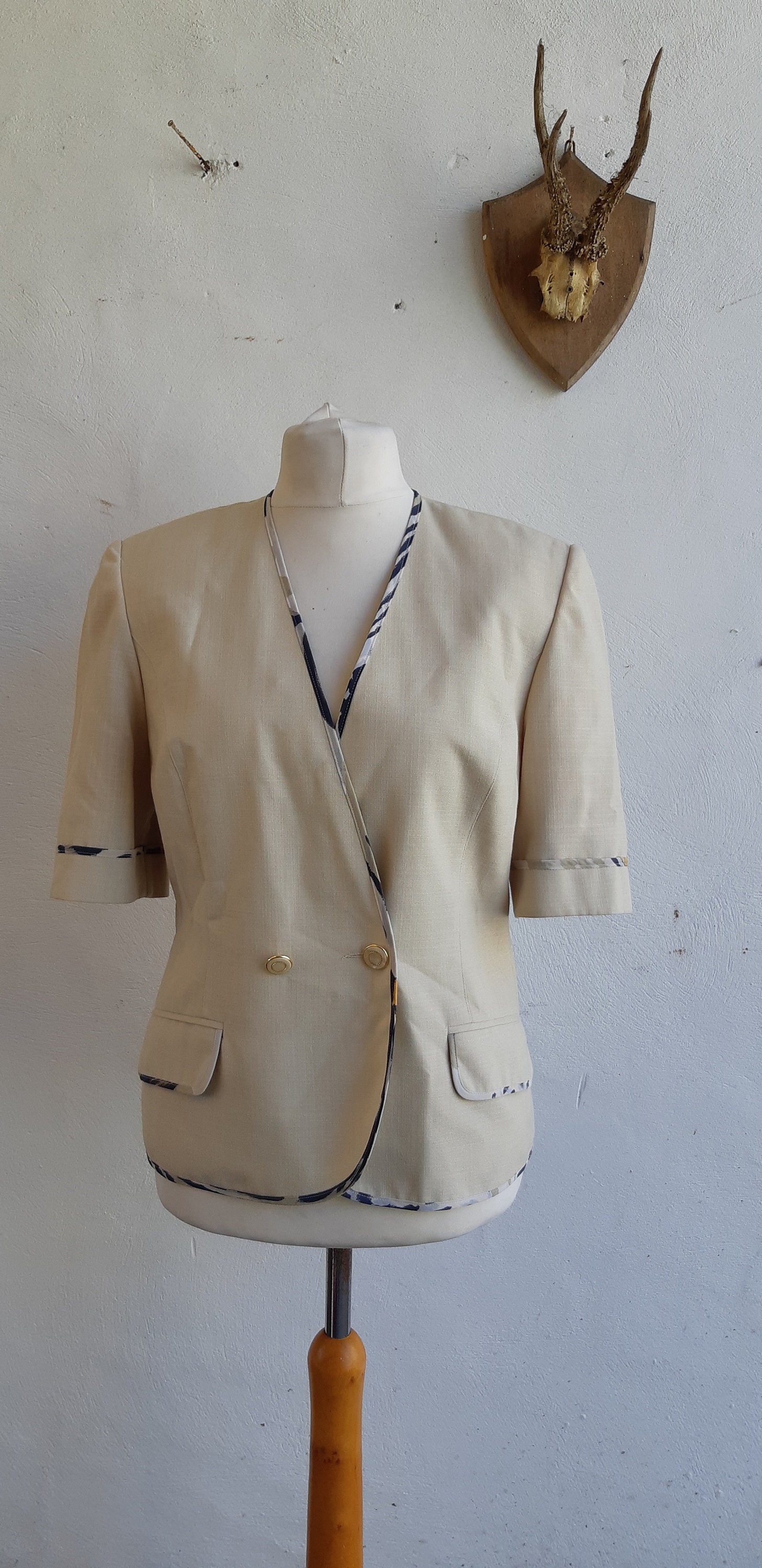 Vintage Jacke Von Hardob Wolle Mix Creme Beige V Neck Kurzärmelig Taillierte Größe Medium von BidandBertVintage