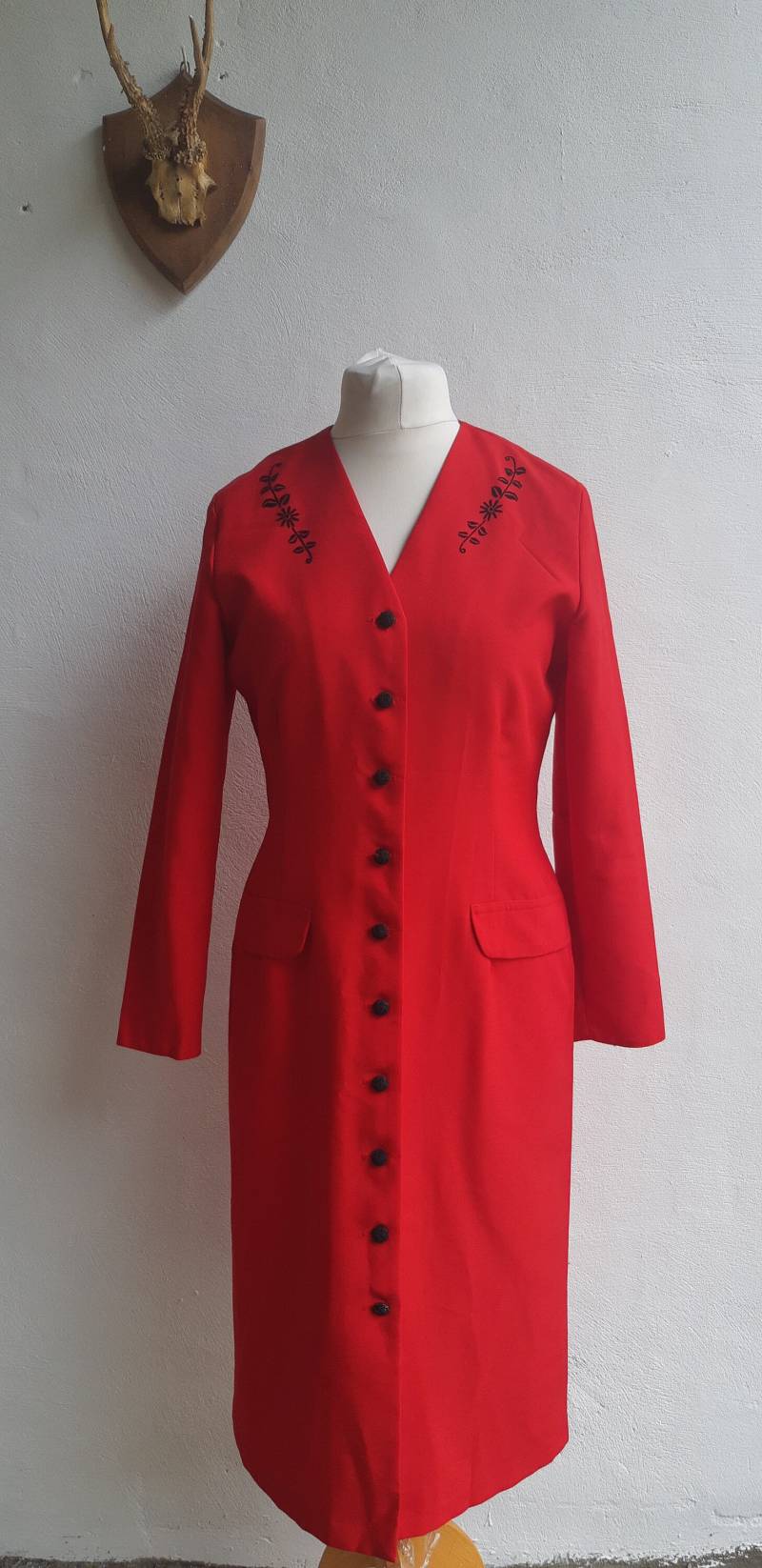 Vintage Rotkleid 80S Bleistiftkleid Voll Knöpfe V Hals Florale Stickerei Medium von BidandBertVintage