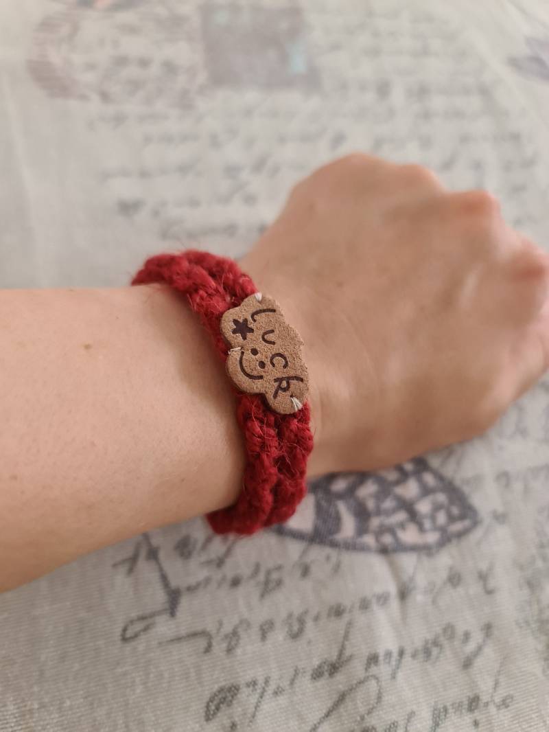Rotes Armband Als Glücksbringer von BieneRegina