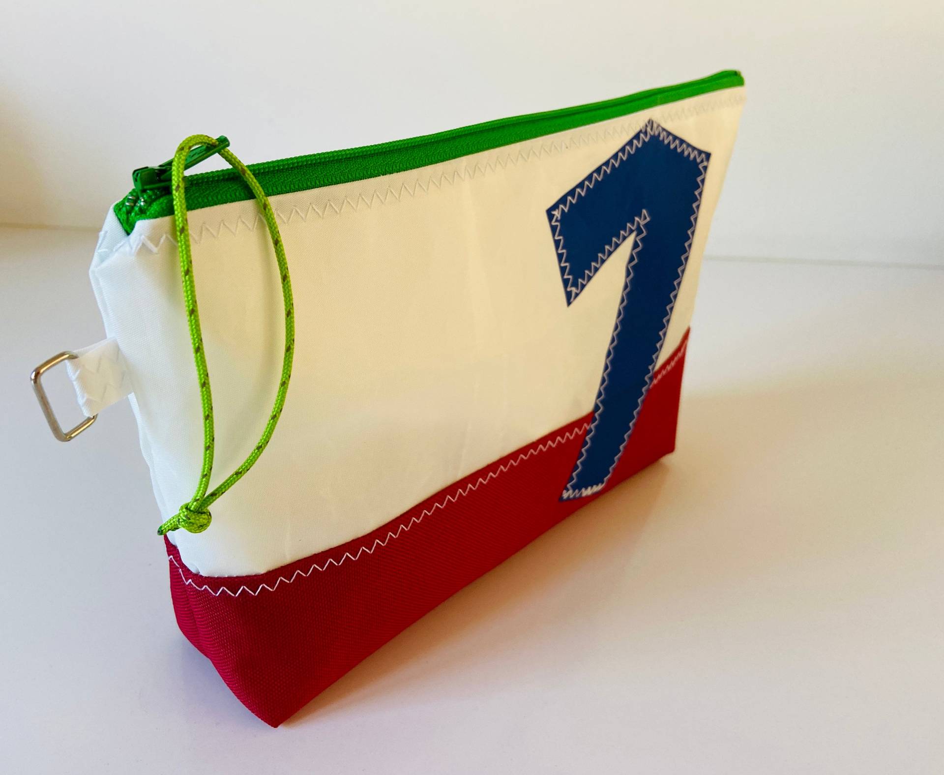 Handgefertigte Kulturtasche Aus Upcycling Segeltuch Kosmetiktasche Recyceltem Segeltuch von BientotDimanche