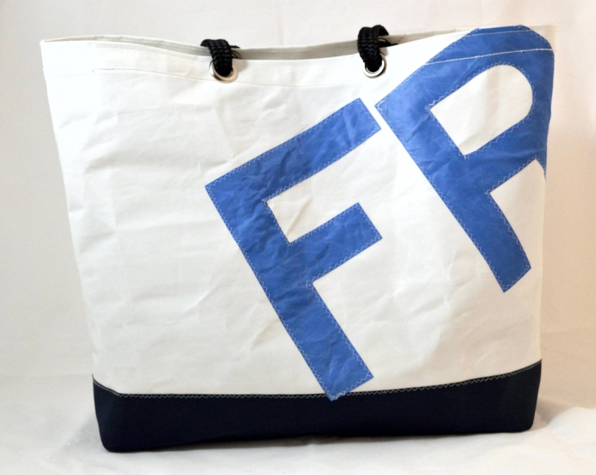 Upcycled Segeltuch Einkaufstasche Personalisierte Monogramm Reisetasche von BientotDimanche