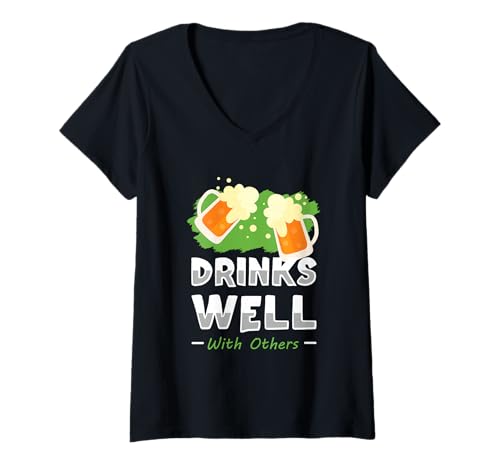 Damen Drinks Well with Others St Patricks Day Bier Trinker Shirt T-Shirt mit V-Ausschnitt Damen Drinks Well with Others St Patricks Day Bier Trinker Shirt T-Shirt mit V-Ausschnitt von Bier Lustiges Party Pub St Patricks Day Shirt