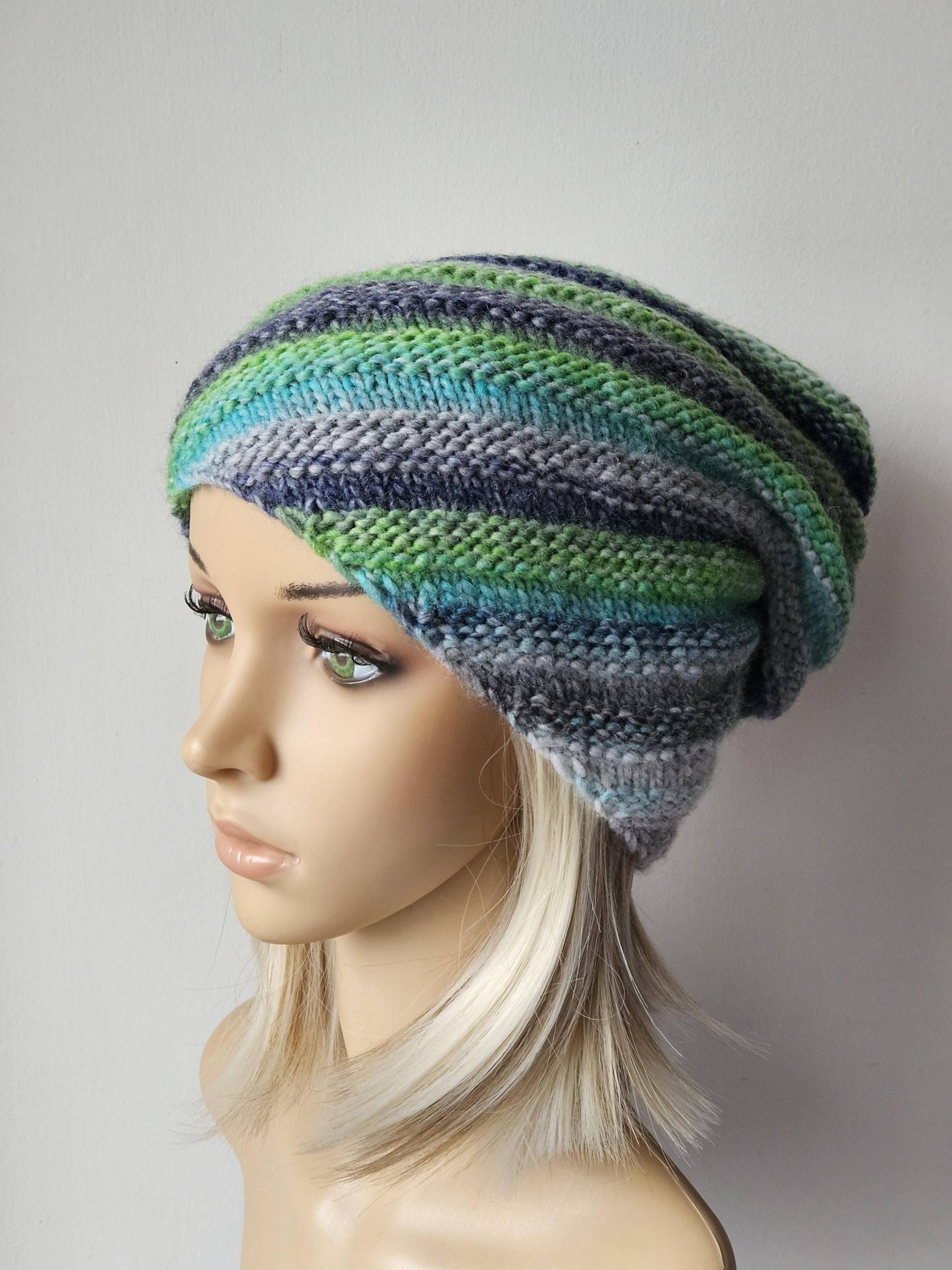 Gestrickte Schneckenmütze Grün, Blau, Grau, Weiß-Variationen Gestrickte Schneckenmütze Grün, Blau, Grau, Weiß-Variationen von Bietas