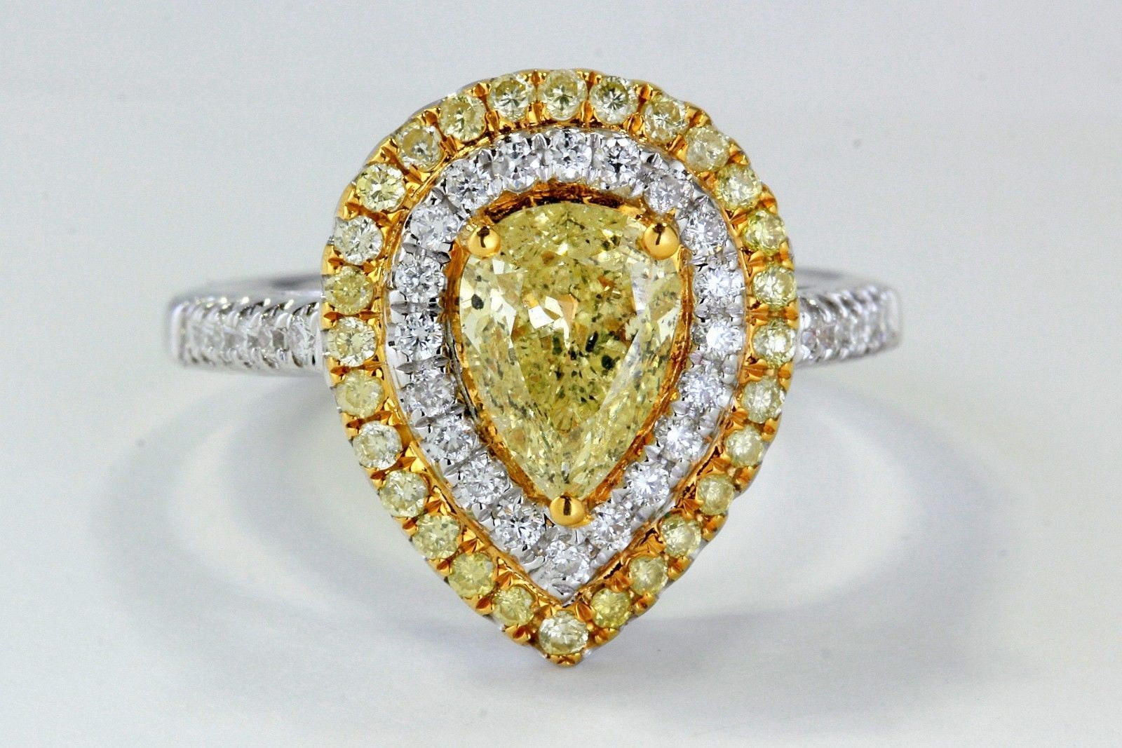 Ausgefallene Gelb 2, 55 Ct Birne Form Diamant-Verlobungsring von BigAppleJewels