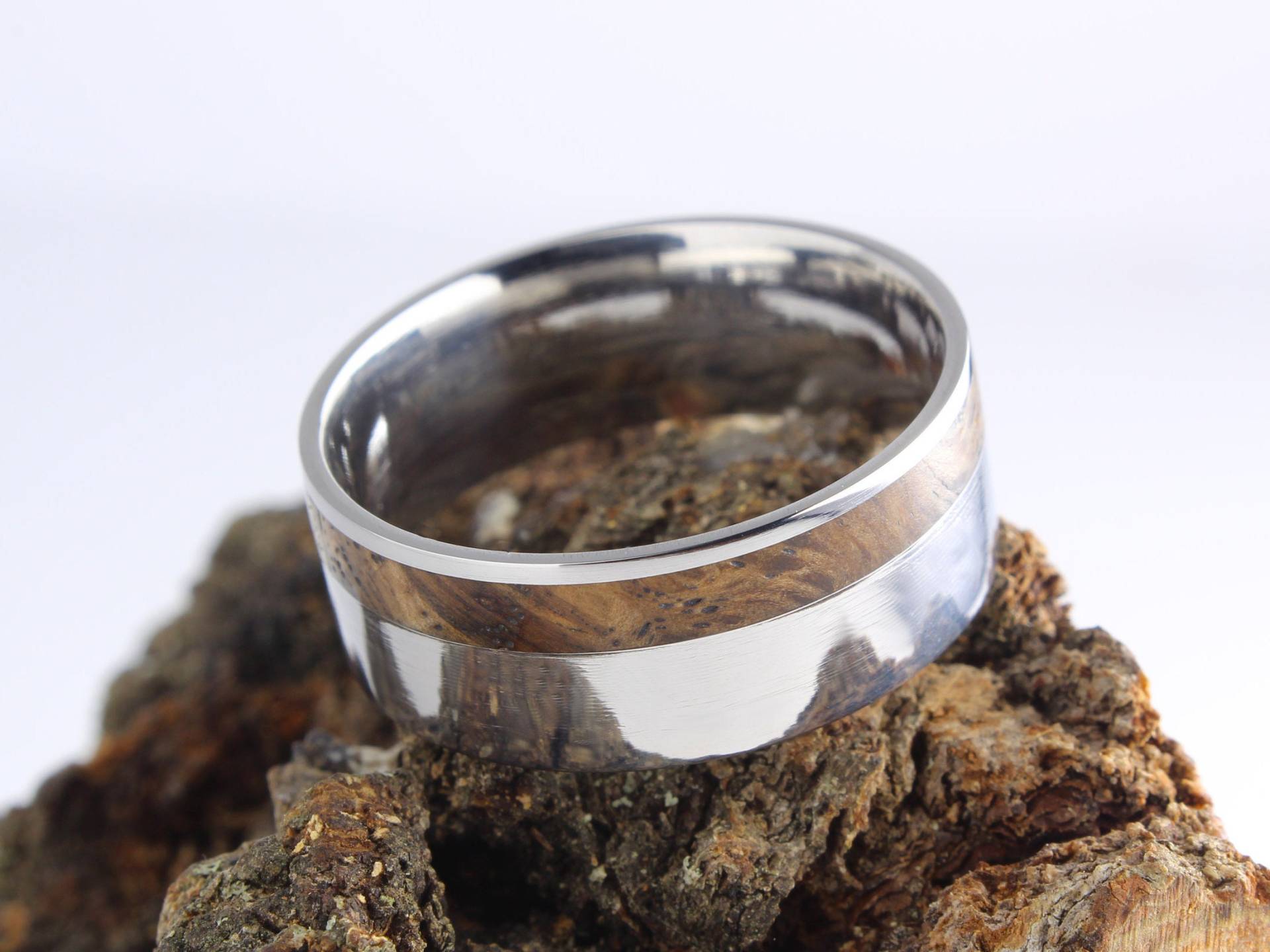 Eichenholz Inlay Herrenring - Aus Edelstahl Eichenholz Inlay Herrenring - Aus Edelstahl von BigBlueBarnShop