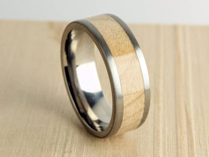 Handgefertigte Hard Maple Holz Inlay Titan Herren Ehering Handgefertigte Hard Maple Holz Inlay Titan Herren Ehering von BigBlueBarnShop
