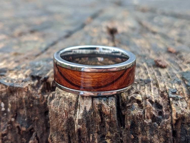 Handgefertigter Titanring Mit Intarsien Aus Eisenholz Arizona Handgefertigter Titanring Mit Intarsien Aus Eisenholz Arizona von BigBlueBarnShop