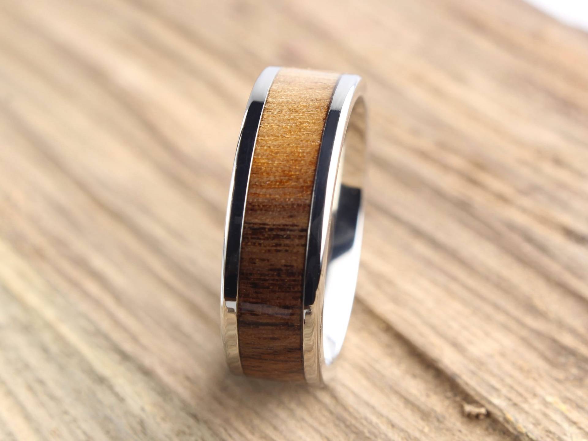 Handgefertigter Titanring | Silberring Mit Inlay Aus Nussbaumholz Handgefertigter Titanring | Silberring Mit Inlay Aus Nussbaumholz von BigBlueBarnShop