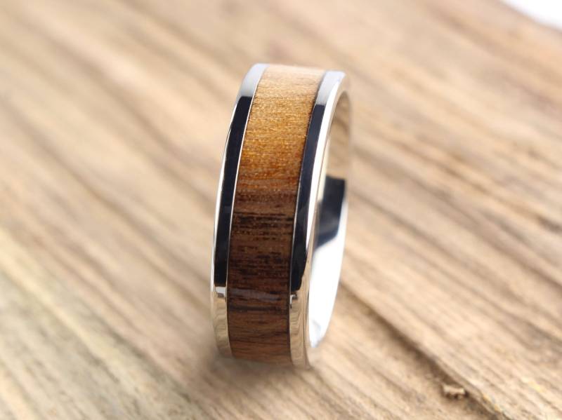 Handgefertigter Titanring | Silberring Mit Inlay Aus Nussbaumholz Handgefertigter Titanring | Silberring Mit Inlay Aus Nussbaumholz von BigBlueBarnShop
