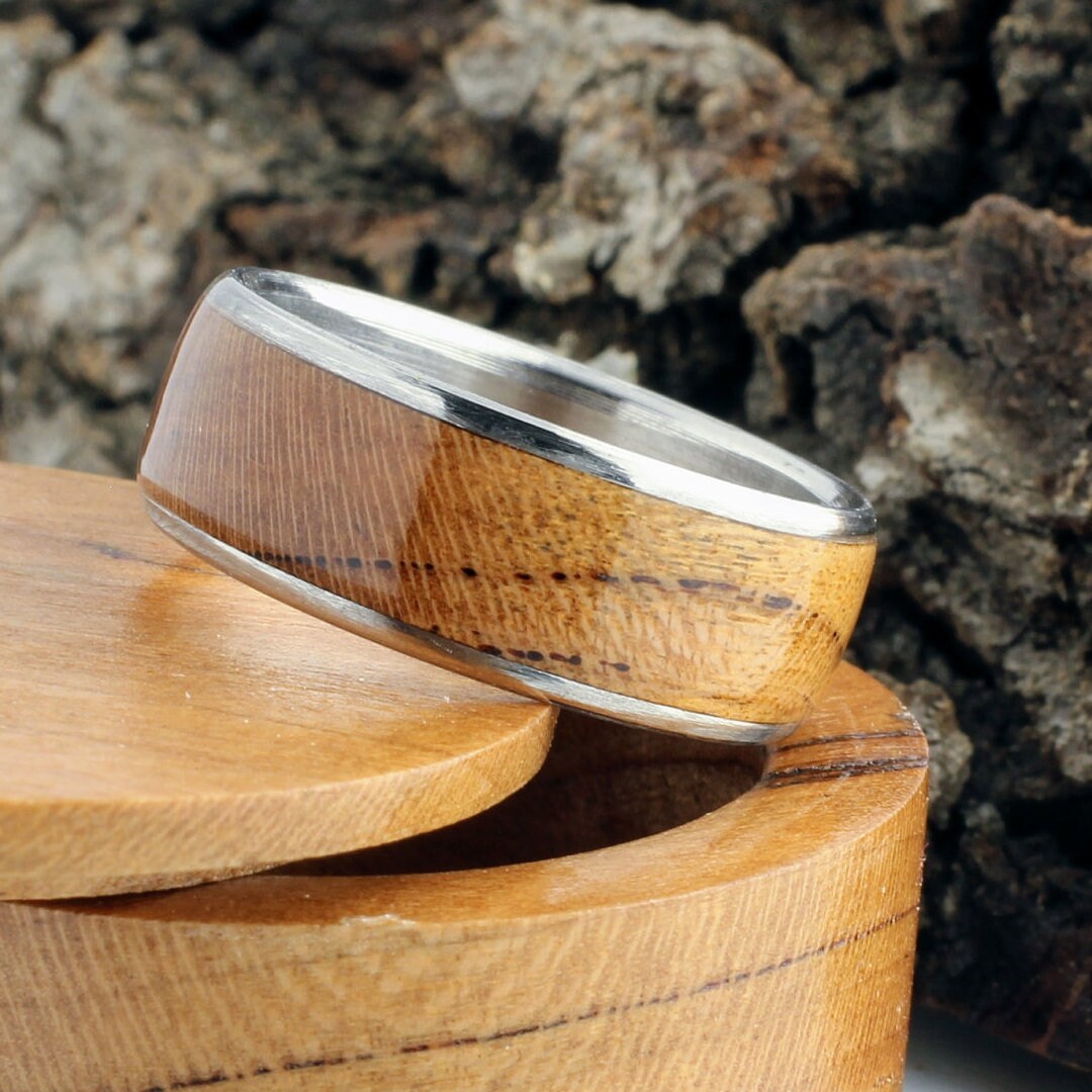 Herren Titan Ehering Kirschbaum Holz Intarsienring Herren Titan Ehering Kirschbaum Holz Intarsienring von BigBlueBarnShop