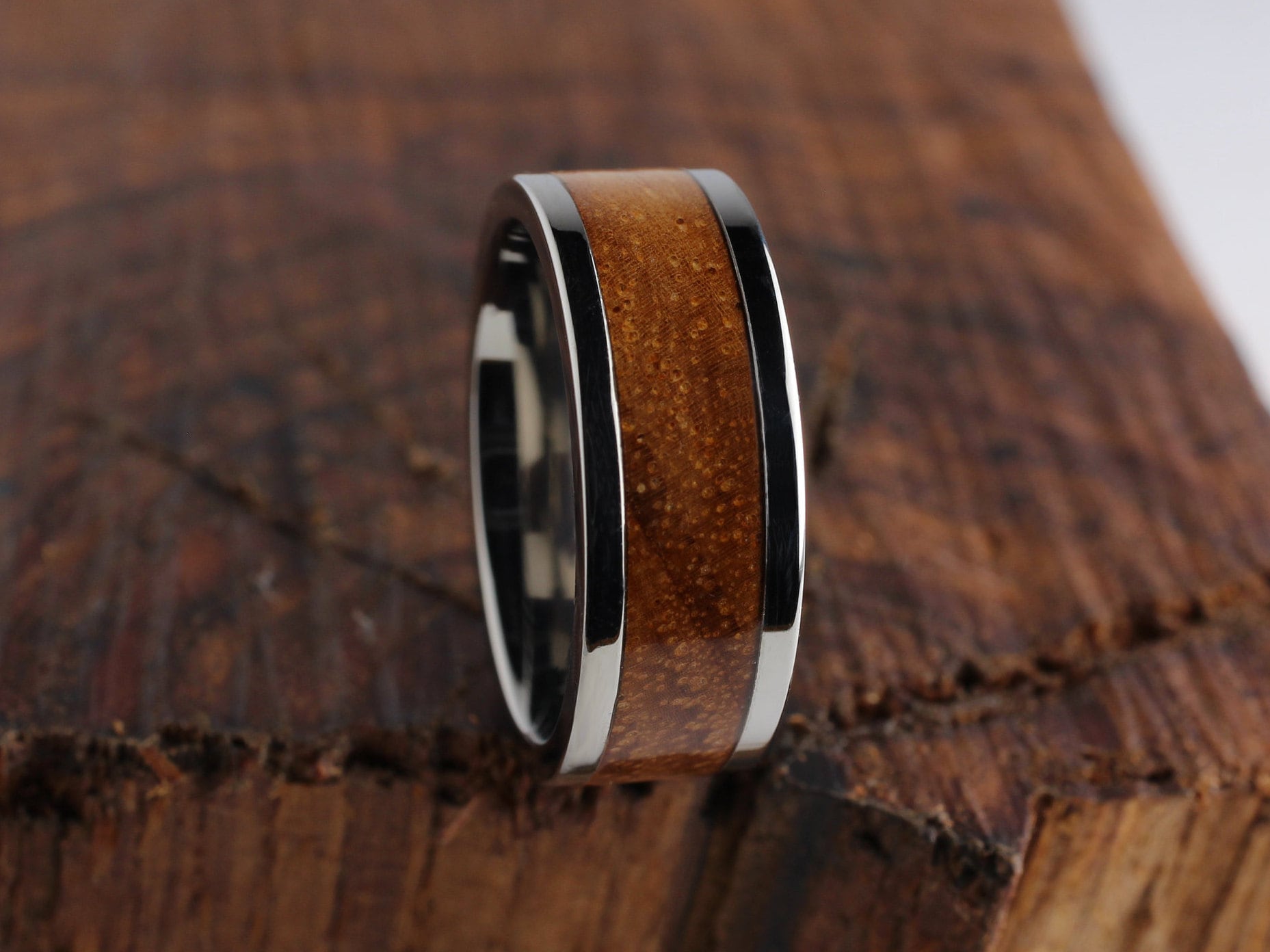 Herren Titanring Holz Inlay Aus Texas Pecan Herren Titanring Holz Inlay Aus Texas Pecan von BigBlueBarnShop
