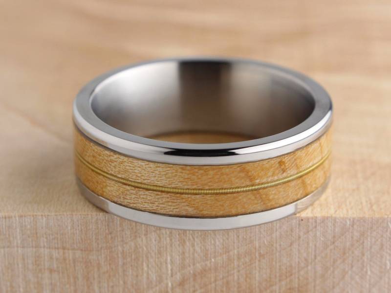 Titan-Herrenring Gitarrensaite & Ahornholz Titan-Herrenring Gitarrensaite & Ahornholz von BigBlueBarnShop